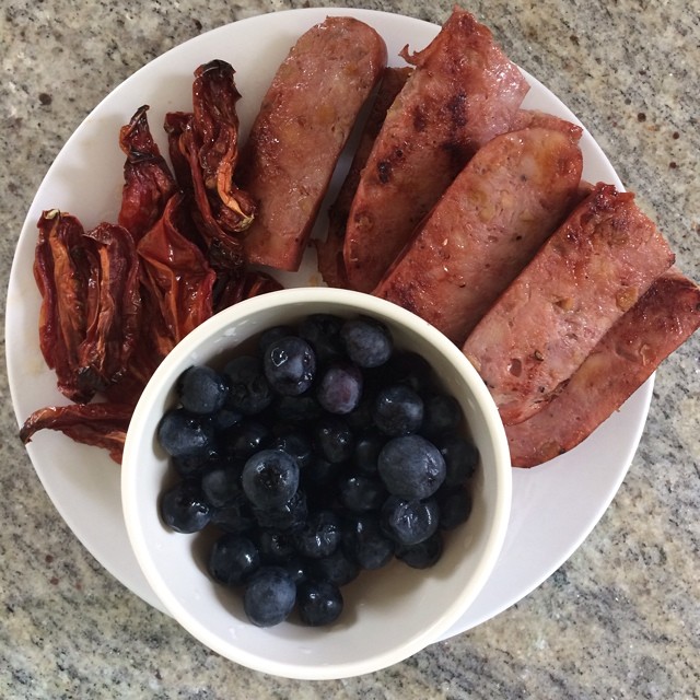 Day 18, #whole30 - lunch (chicken sausage, low roasted tomatoes, blue berries)