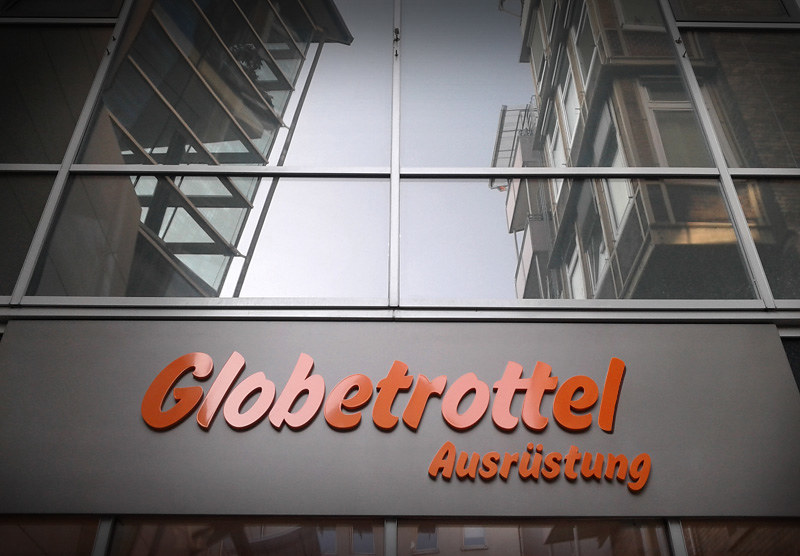 Globetrotter Shop in Stuttgart mit falschem Reklame Schild geschrieben