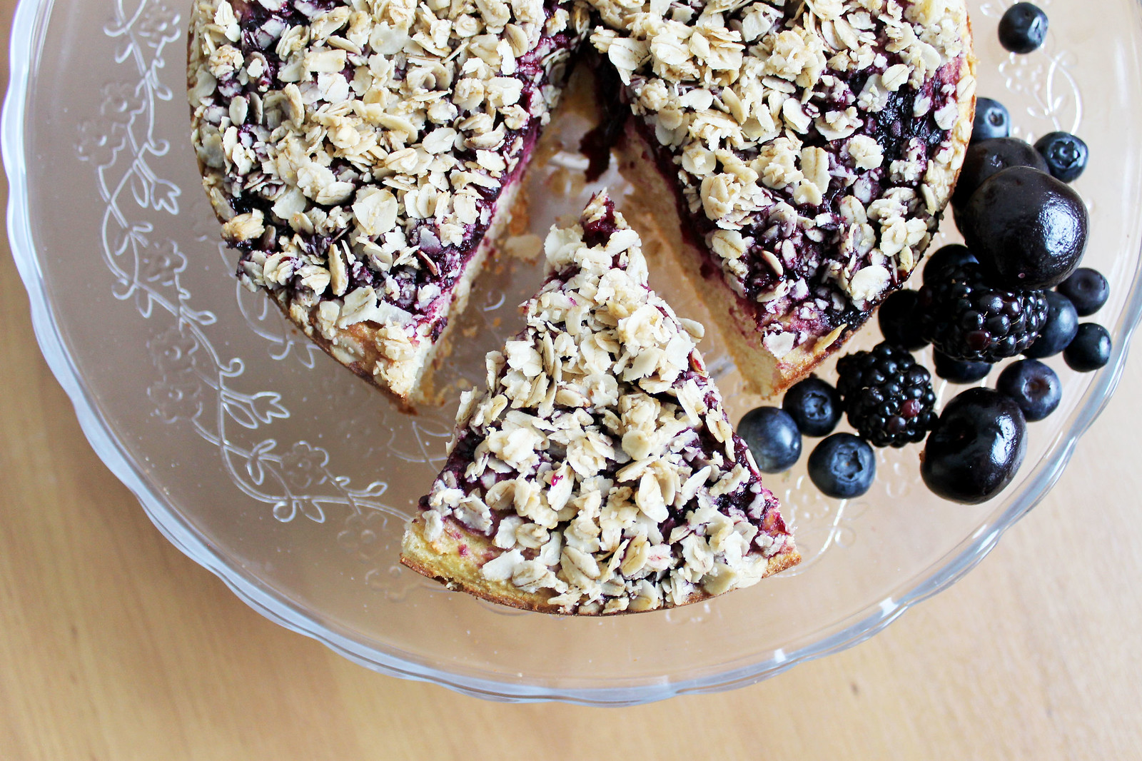 summer berry crumble cake