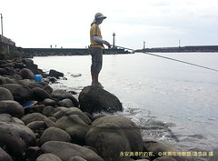 永安漁港的釣客，圖片來源：桃園在地聯盟潘忠政