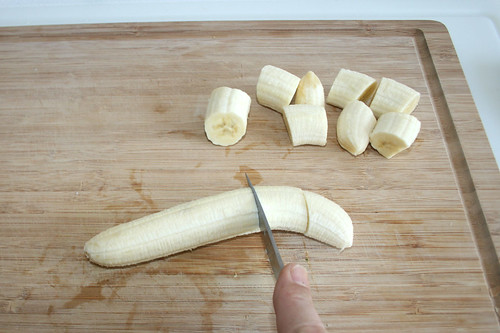 17 - Banane schälen & grob zerkleinern / Peel & chop bananas