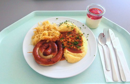 Bratwurstschnecke mit Bratensauce, Weinsauerkraut & Kartoffelpüree / Fried sausage with gravy, sauerkraut & mashed potatoes