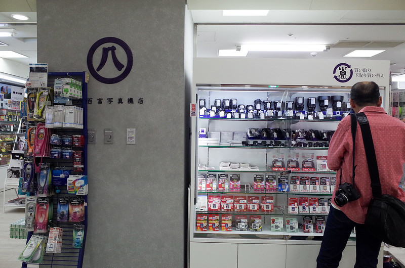 【八百富寫真機店】開在梅田站百貨公司地下一樓，其實也蠻詭異的