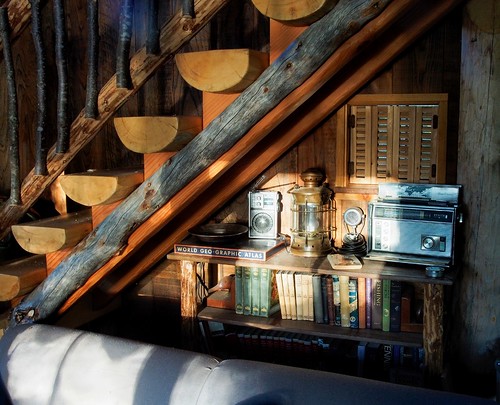 wood morning light alaska stairs radio sunrise vintage log cabin warm glow bright handmade logs sunny bookshelf livingroom staircase remote 朝 天明 庵 キャビン アラスカ州