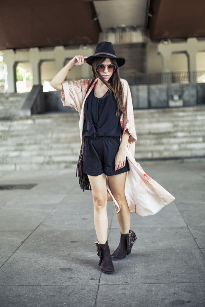 street style barbara crespo kimono front row shop sendra boots jumpsuit black fashion blogger outfit blog de moda