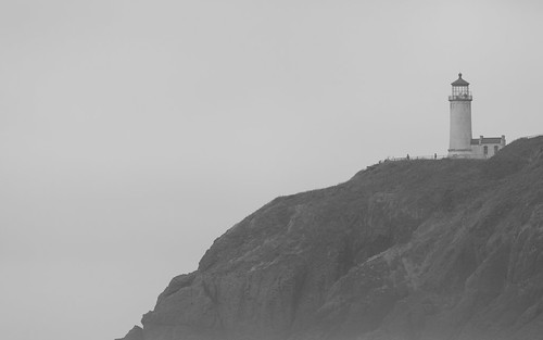 blackandwhite bw lighthouse mist canon landscape washington pacificnorthwest pnw capedisappointment canonef100400mmf4556lisusm canoneos5dmarkiii johnwestrock