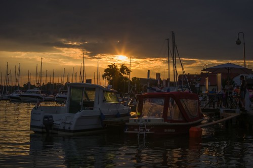 city sunset sun lake water port lights boat pentax cloudy mazury kx mikołajki sunlights