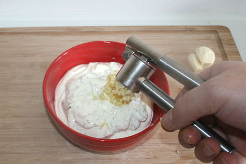 21 - Knoblauch dazu pressen / Add squeezed garlic