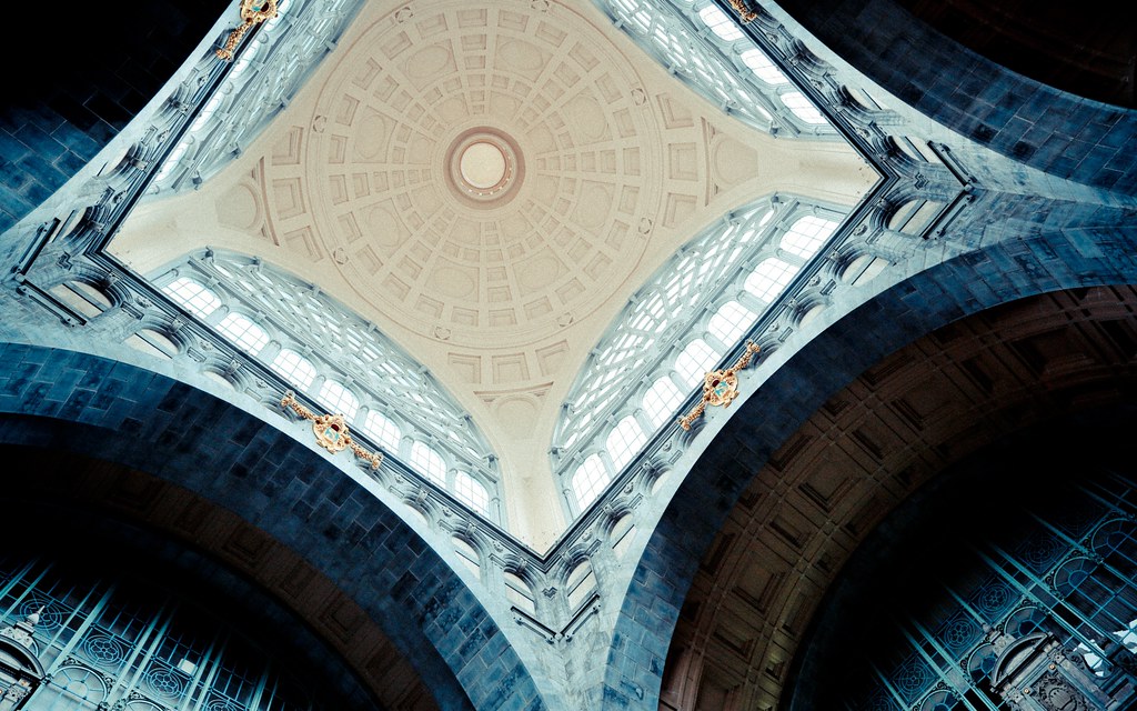 安特衛普中央火車站大廳的穹頂高 75 米，建 1905 年。