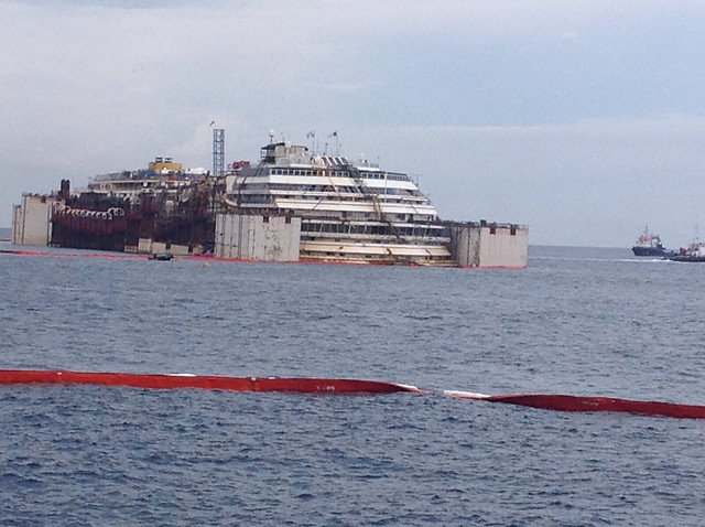 Il relitto e' arrivato davanti al porto di Genova