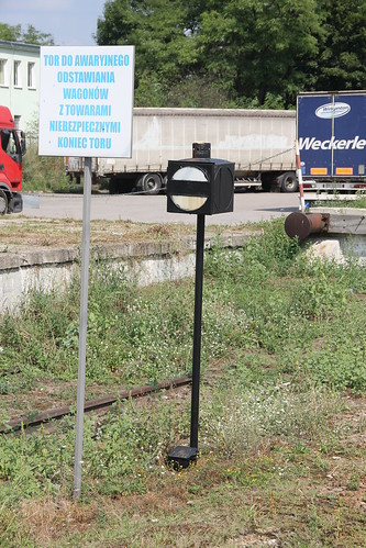 railroad station sign canon track poland polska rail railway plate bumper info siding pkp lubelszczyzna dorohusk lubelskie loadingramp d297 canoneos550d canonefs18135mmf3556is d2963