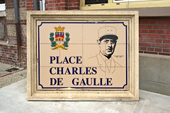 Plaque de la place Charles-De-Gaulle à Pont-Audemer - Photo of Fort-Moville