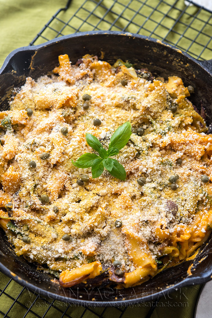This mouth-watering Baked Mediterranean mac and cheese has great flavors, and is perfect for a weeknight dinner. Plus it's vegan and soy-free!