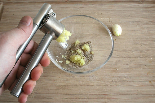 20 - Knoblauch dazu pressen / Add garlic