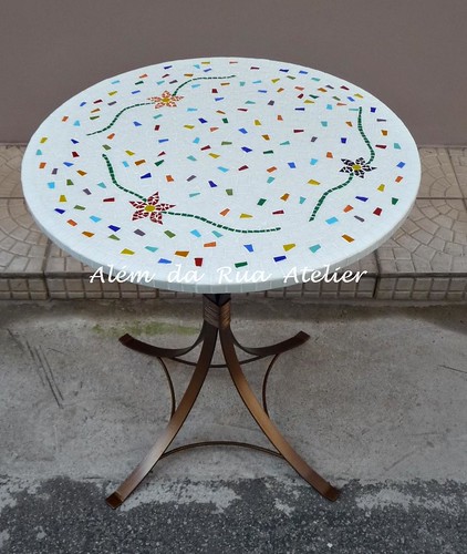 Mesa de mosaico com motivo floral