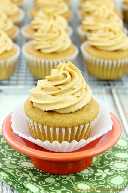 Pumpkin Cupcakes with Pumpkin Spice Cream Cheese Frosting - Full of pumpkin flavor and perfect for Fall baking! #pumpkin #fallbaking