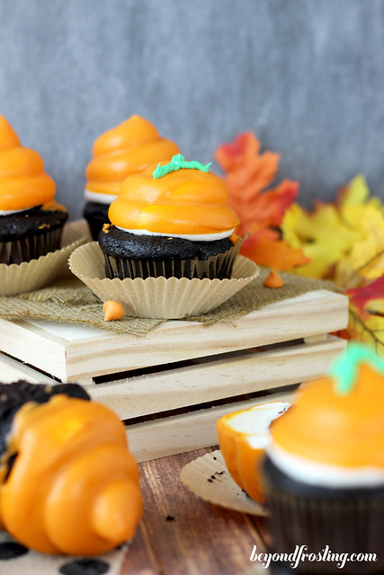 Pumpkin Spice Hi-Hat Cupcakes | beyondfrosting.com