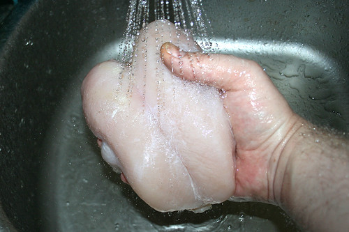 26 - Hühnerbrust waschen / Wash chicken breast