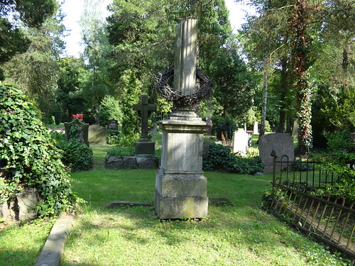 Aus Bschen und frischen Halmen am Trinitatisfriedhof in Dresden in lauschiger Blttertiefe trumt die Nachtigall 01426