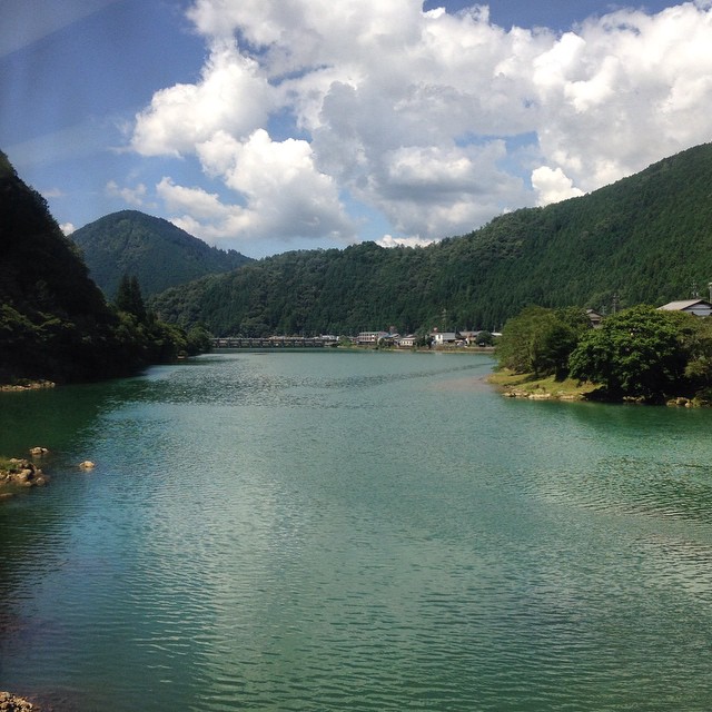 Vaya paisajes desde el tren. Esto es precioso. Camino de Nagoya ya.