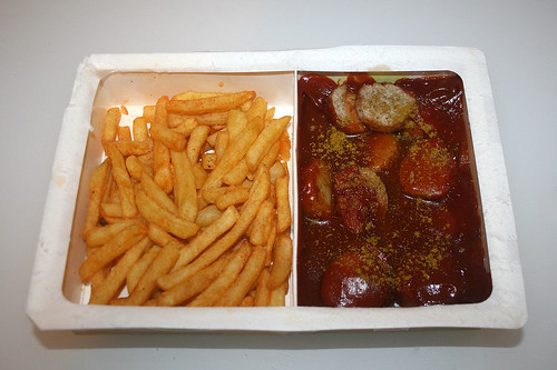 07 - Prima Currywurst mit Pommes - Mit Curry bestreut / Dredged with curry