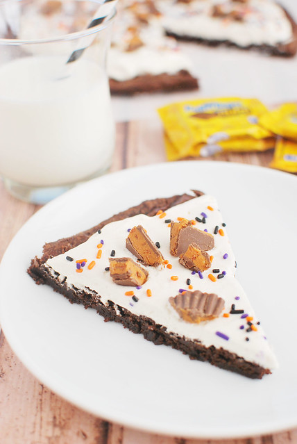 Butterfinger Brownie Pizza (Halloween Candy Recipe) - Fake Ginger