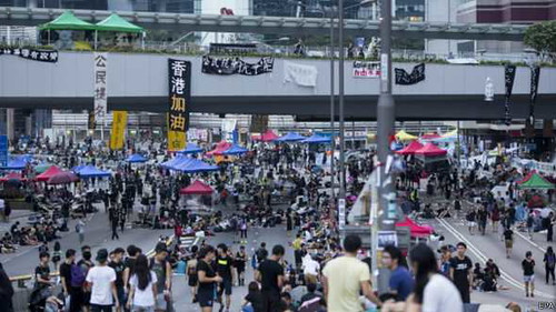 20141002占中派把香港主要马路及天桥占据，声势依然浩大