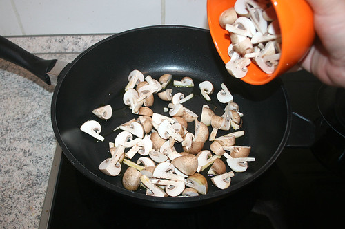 22 - Champignons hinzu geben / Put mushrooms in pan