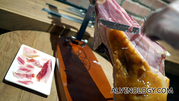 The proper way of carving jamon 