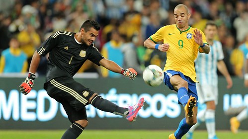 Tardelli faz 2 na vitória do Brasil por 2 a 0 sobre a Argentina, no Superclássico das Américas - 11/10/2014