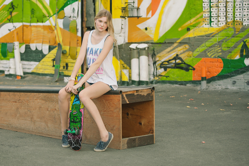 Фотосессия девушки со скейт-бордом