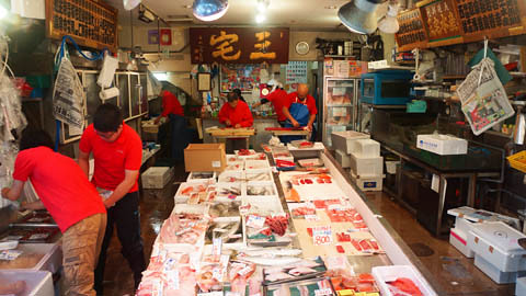 Start the True Love at Tsukiji Fish Market, Tokyo - Japan