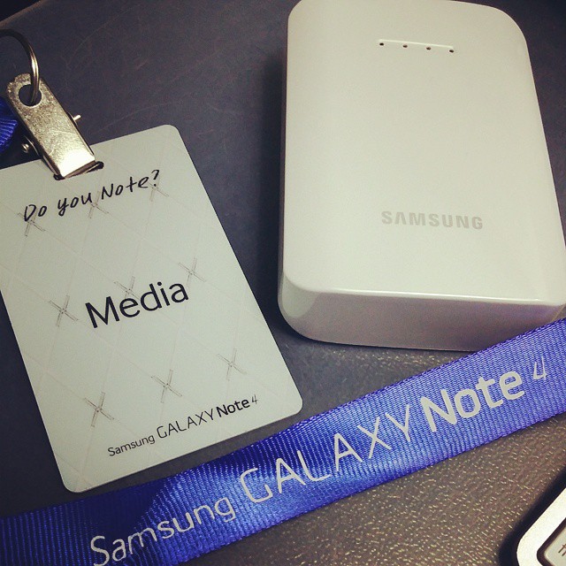 Media tag & goodies Samsung Bateri Pack dapat masa Pelancaran  Samsung GALAXY Note 4 semalam.