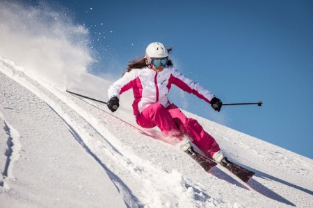 Tým žen vyvíjí lyže speciálně pro ženy. České lyžařky je nakupují čím dál více