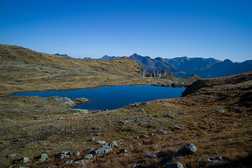blue autumn lake landscape schweiz switzerland see suisse hiking 28mm herbst rangefinder svizzera mountainlake bergsee 141004 glarus wanderung m9 2014 glarnerland elmaritm ©toniv wildmad leicam9 l1018912 elmwildmadfurggeliberglimattseeseebödelischwanden wildmaad