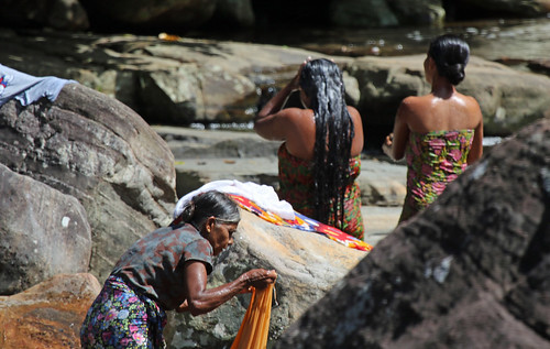 srilanka people washing wash hair river kambarawaganga kambarawa woman girl