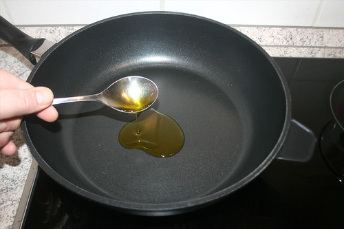21 - Olivenöl in Pfanne erhitzen / Heat up olive oil