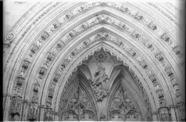 Puerta de los Leones de la Catedral en Toledo a mediados del siglo XX. Fotografía de Roberto Kallmeyer © Filmoteca de Castilla y León. Fondo Arqueología de Imágenes