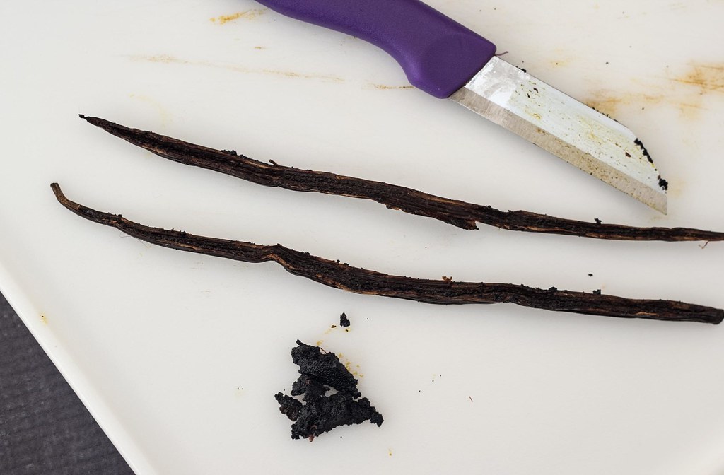Guide How-To: Split and Seed a Vanilla Bean