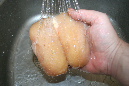 16 - Hähnchenbrust waschen / Wash chicken breasts