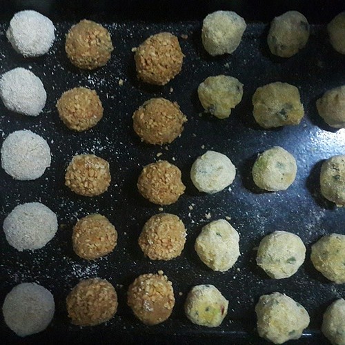 #Plantainballs - three ways. Currently baking in the oven.  From left to right:  Boiled ripe plantain, mashed and combined - with pepper, rolled in #garri ijebu - with suya spice (#yaji) and rolled in crushed #groundnuts - with scent leaves and chili, spr