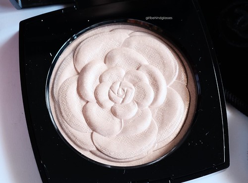 Camelia de Chanel Illuminating Powder | Review | Girl Behind the Glasses