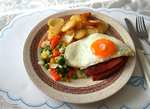 Fried meat lof with egg, fried potatoes & vegetables / Abgebräunter Leberkäse mit Spiegelei, Bratkartoffeln & Buttergemüse