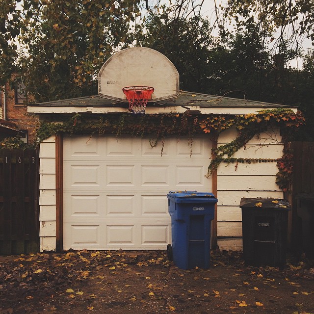This just feels like autumn in Chicago to me. This is in a back alley near the Damen Brown line stop. {#vscocam #basketball #lincolnsquare #igerschicago #chihood #autumn #fall}