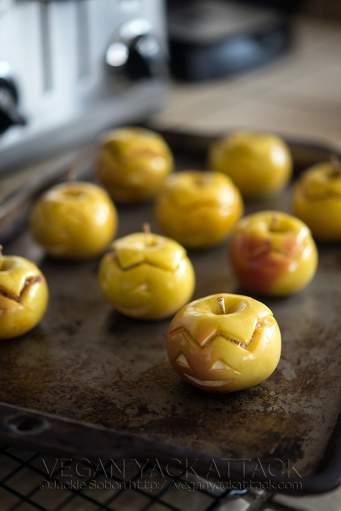 Cute and tasty Peanut Butter Apple-Lanterns appetizers that come together quickly and are perfect for Halloween and Kid snacks!