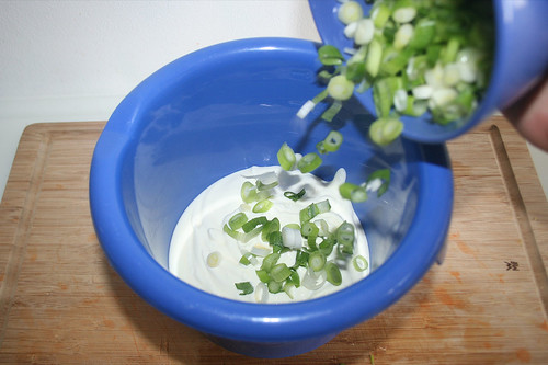 37 - Frühlingzwiebel zum Joghurt geben / Add scallions to yoghurt