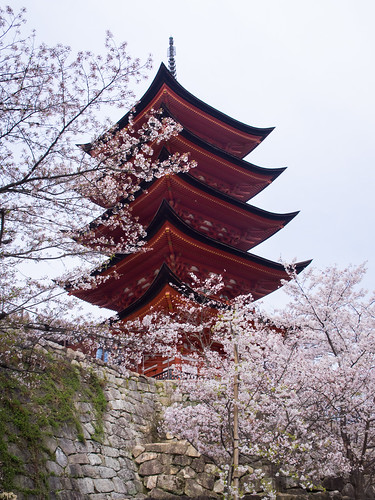 japan temple shrine unesco hiroshima torii tempel itsukushima pagode herten hatsukaichi gojunoto toegangspoort boeddhistischetempel heiligdom itsukushimaschrijn hiroshimabay daishōin myajimaisland itsukushimaschrine