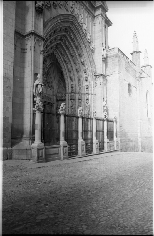 Puerta de los Leones de la Catedral en Toledo a mediados del siglo XX. Fotografía de Roberto Kallmeyer © Filmoteca de Castilla y León. Fondo Arqueología de Imágenes
