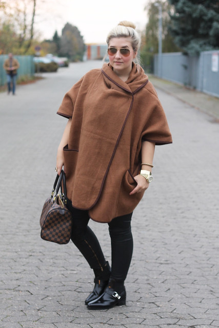 outfit-fashionblog-h&m-cape-herbst-look-cape-louis-vuitton-tasche-schwarz