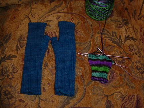 finished mitts, started sock